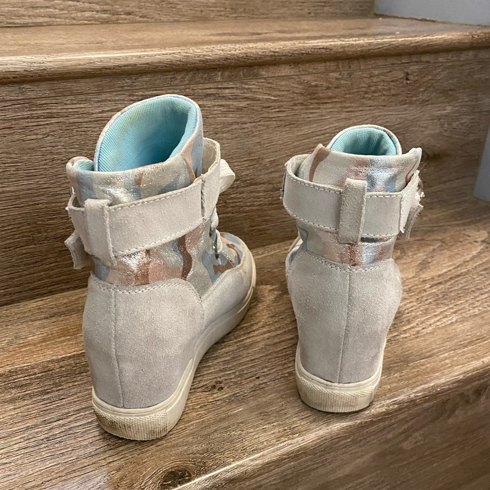 Sneakers - Picture 3 of 3